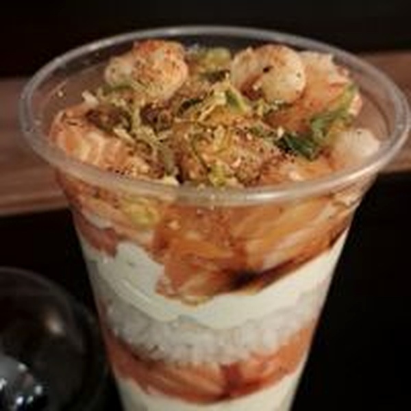 TEMAKI NO COPO SALMÃO E CAMARÃO